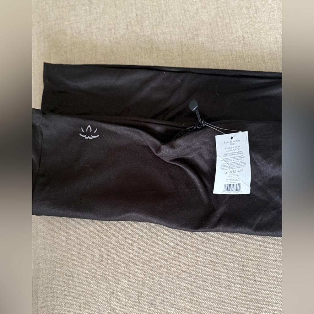 Beyond Yoga black infinity pocket scarf. NWT